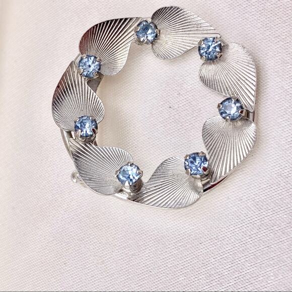 Vintage 1960’s Era Textured Leaf Blue Rhinestone Wreath Circle Brooch - Picture 7 of 11